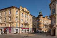 Exterior Hostel 70s and Queen Apartments