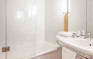 In-room Bathroom 2 ibis Barcelona Ripollet