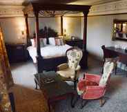 Bedroom 4 Royal Oak Hotel
