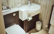In-room Bathroom 3 Royal Oak Hotel