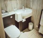 In-room Bathroom 3 Royal Oak Hotel