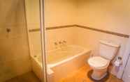 Toilet Kamar 3 Whispering Pines Cottages