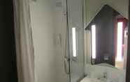 Toilet Kamar 3 ibis budget Chilly Mazarin Les Champarts