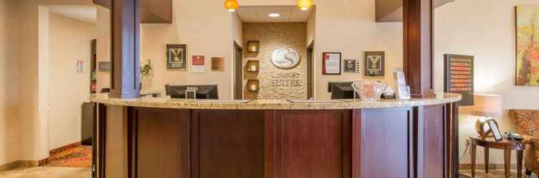 Lobi Comfort Suites Altoona