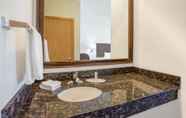 ห้องน้ำภายในห้อง 7 Super 8 by Wyndham Cedar Falls IA - University
