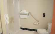 Toilet Kamar 5 Fairfield Inn & Suites by Marriott Sault Ste. Marie