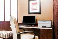 Functional Hall Microtel Inn & Suites by Wyndham Macon