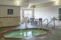 Swimming Pool Homewood Suites by Hilton Cedar Rapids-North