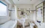 Toilet Kamar 4 Queens Boutique Hotel