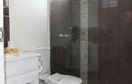 Toilet Kamar 5 Reef Gateway Apartments