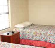Bedroom 2 Savannah Inn and Suites