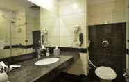 In-room Bathroom 6 HK Clarks Inn, Amritsar