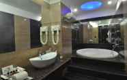 In-room Bathroom 4 HK Clarks Inn, Amritsar