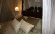 Kamar Tidur 5 Westbury Gingerbread Cottages