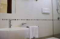In-room Bathroom Insula Hotel