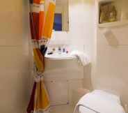 In-room Bathroom 5 KYRIAD DIRECT Orleans - La Chapelle St Mesmin