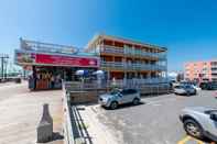 Exterior Boardwalk Hotel Charlee & Beach House Rentals