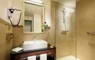 Toilet Kamar 3 Courtyard by Marriott Bremen