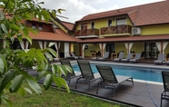 Kolam Renang 5 House Tina - Bed and Breakfast