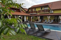 Kolam Renang House Tina - Bed and Breakfast