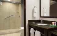 In-room Bathroom 5 Hyatt Place Philadelphia/ King of Prussia