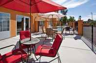 Common Space La Quinta Inn & Suites by Wyndham Fowler