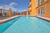 Swimming Pool La Quinta Inn & Suites by Wyndham Fowler