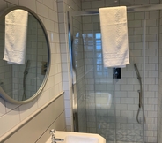 In-room Bathroom 5 Bay Hotel