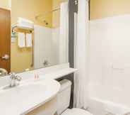 ห้องน้ำภายในห้อง 2 Microtel Inn & Suites by Wyndham Dickson City/Scranton