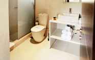 Toilet Kamar 7 Sikyon Coast Hotel & Resort