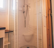 In-room Bathroom 6 Terres de France - Hameaux des Lacs