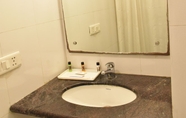 In-room Bathroom 2 Hotel Impress