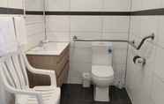 Toilet Kamar 6 The Coachman Motel & Units