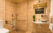 In-room Bathroom 3 Rosslyn Thracia Hotel