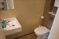 Toilet Kamar Simply Rooms & Suites