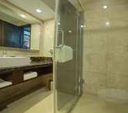 Phòng tắm bên trong 3 Goldfinch Hotel Delhi NCR