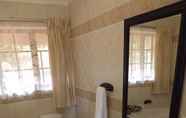 In-room Bathroom 2 Thatchings Guest House