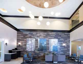 Lobby 2 La Quinta Inn & Suites by Wyndham Houston Energy Corridor