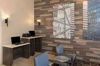 Lobi 4 La Quinta Inn & Suites by Wyndham Houston Energy Corridor