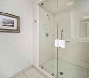 In-room Bathroom 6 Hampton Inn & Suites Tulsa/Catoosa
