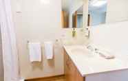 In-room Bathroom 4 Airport Gateway Motor Lodge