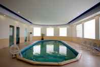 สระว่ายน้ำ Shri Radha Brij Vasundhara Resort & Spa