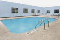 สระว่ายน้ำ Microtel Inn & Suites by Wyndham Mansfield
