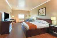 Bedroom Lone Star Inn & Suites