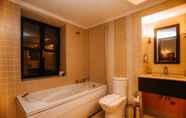 In-room Bathroom 6 Hadrianus Hotel