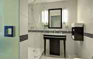 In-room Bathroom 3 Hampton by Hilton Berlin City West