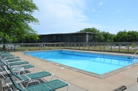 Swimming Pool Birchwood Inn