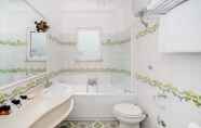 Phòng tắm bên trong 2 Sina Flora Capri