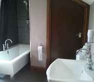 Toilet Kamar 7 Forresters Bar & Restaurant With Rooms