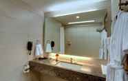 In-room Bathroom 4 Hotel Suba International